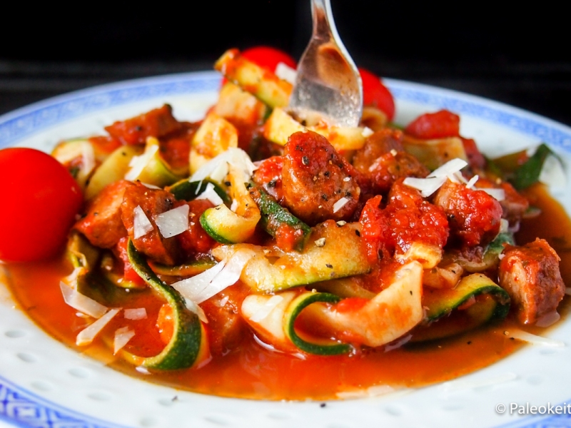 Kesäkurpitsapasta mausteisessa tomaattikastikkeessa – Valmista vartissa!