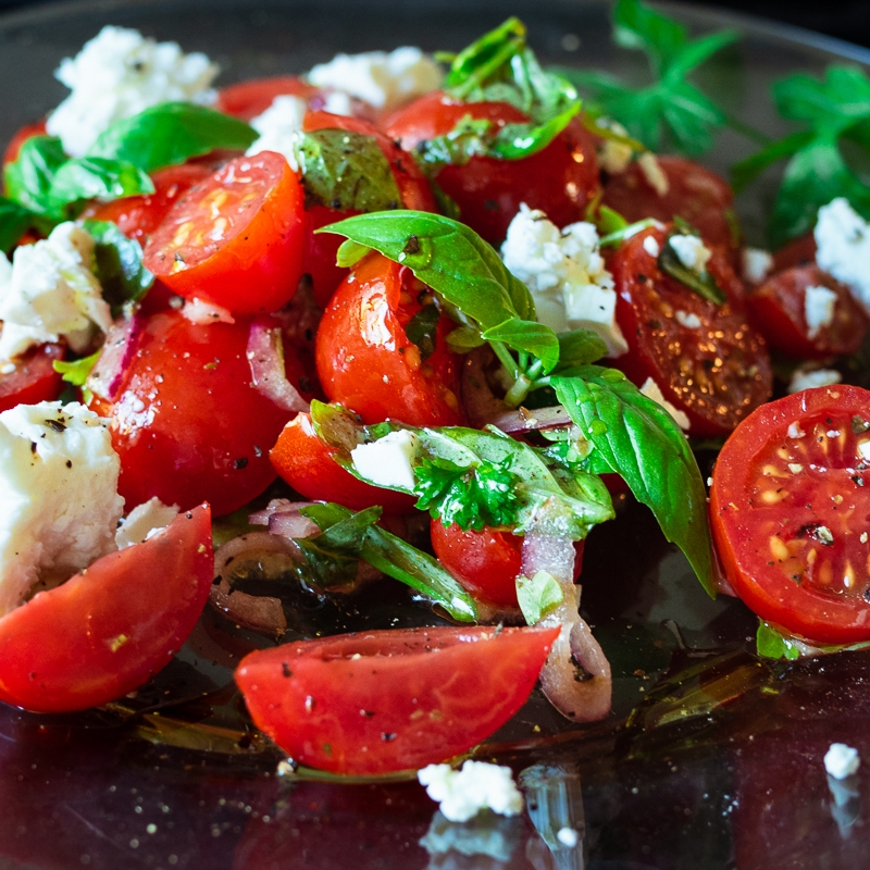 Helpot italialaisittain ja tillillä maustetut tomaattisalaatit
